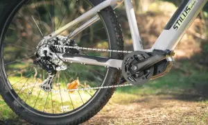 Napęd roweru górskiego, widok na tylne koło i korbę. Przygotowanie do wymiany łożyska w rowerze tylne koło.