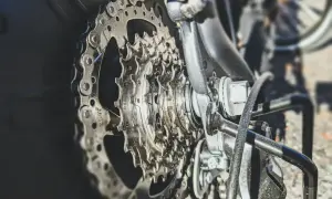 Szukasz sposobu, jak skrócić łańcuch rowerowy bez skuwacza? Widok kasety i przerzutki sugeruje, że to możliwe.