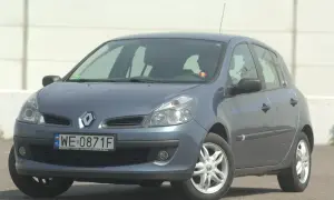 Szary Renault Clio 3, gotowy do wymiany żarówki z przodu.