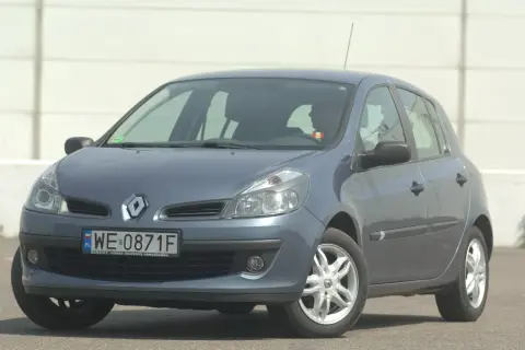 Szary Renault Clio 3, gotowy do wymiany żarówki z przodu.