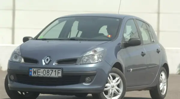 Szary Renault Clio 3, gotowy do wymiany żarówki z przodu.