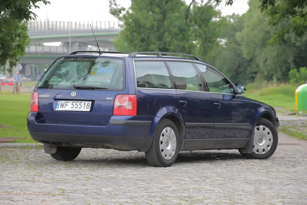 Tylne lampy w granatowym Passacie B5 FL, gotowe do wymiany żarówki.