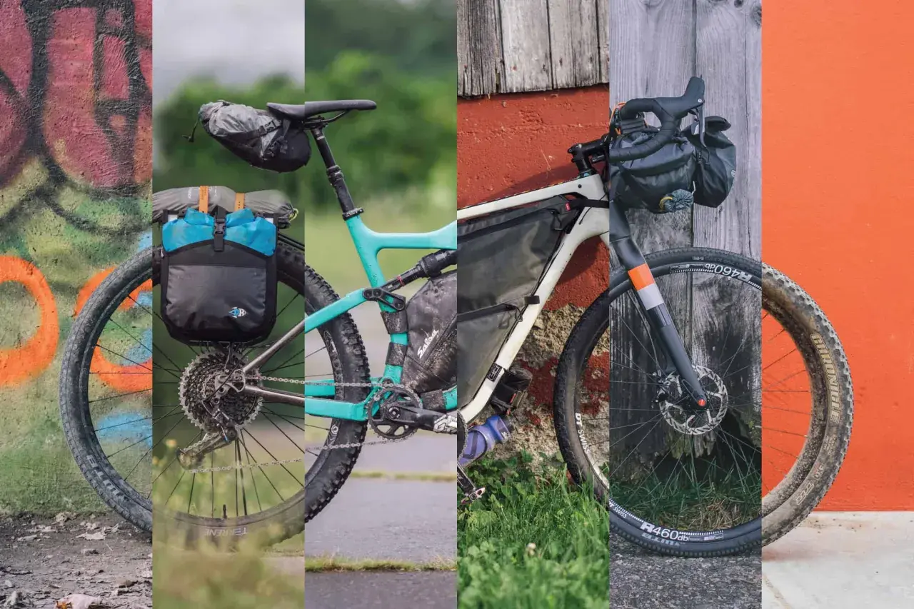 Dwa rowery górskie gotowe na przygodę w stylu mtb bikepacking. Jeden z turkusową ramą i sakwami, drugi z szarą, oba wyposażone do długich wypraw.
