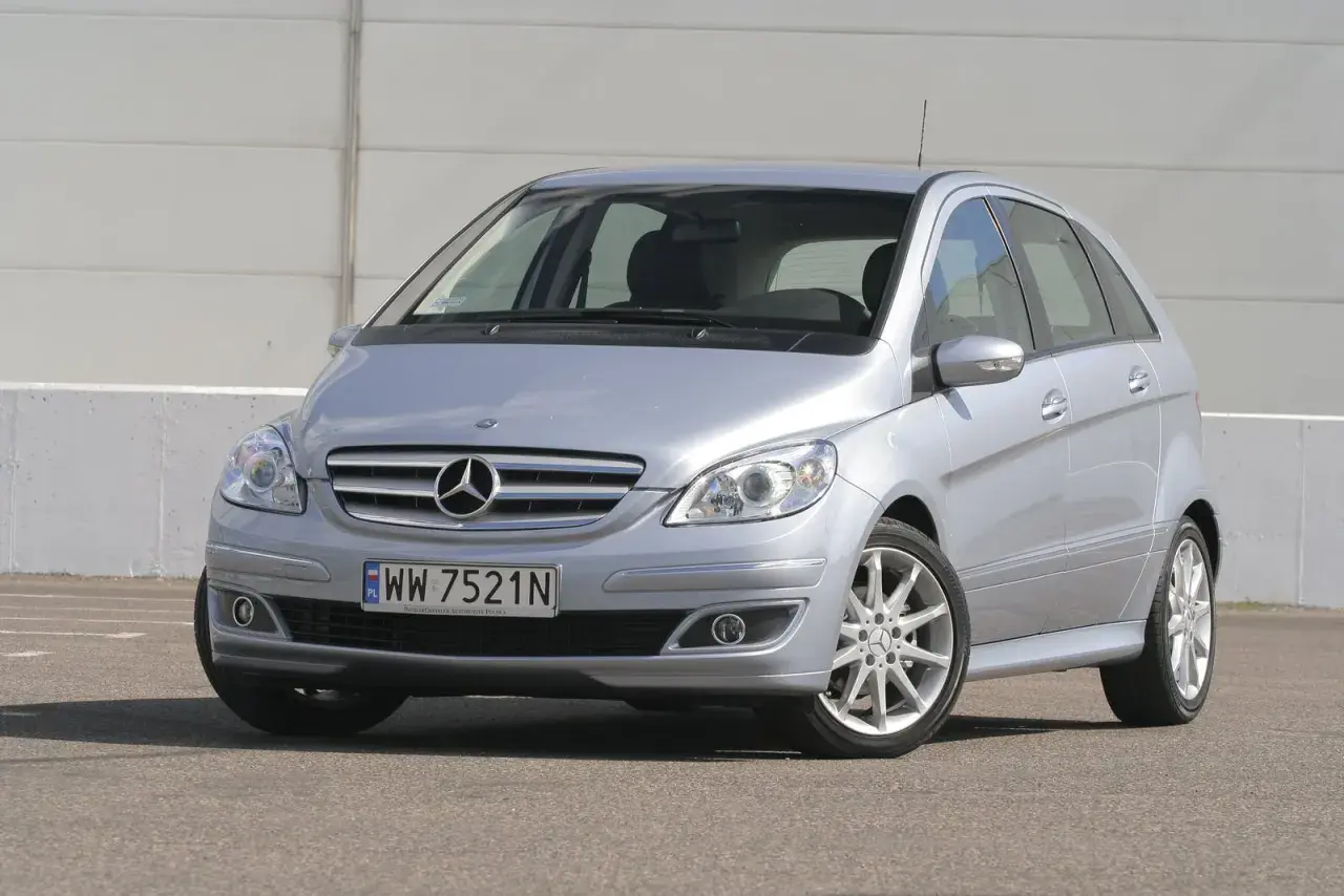 Srebrny Mercedes B klasa, gotowy na wymianę żarówki mijania.