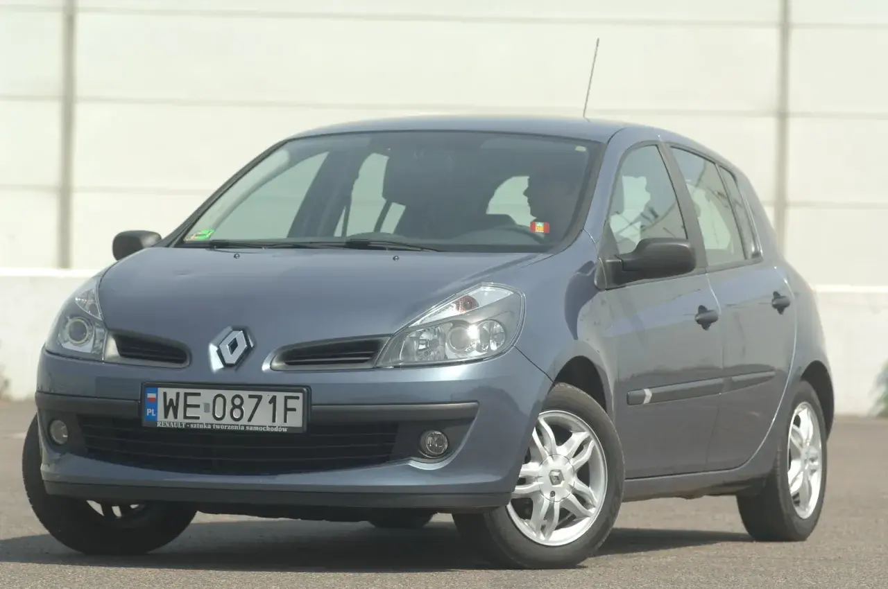 Szary Renault Clio 3, gotowy do wymiany żarówki z przodu.
