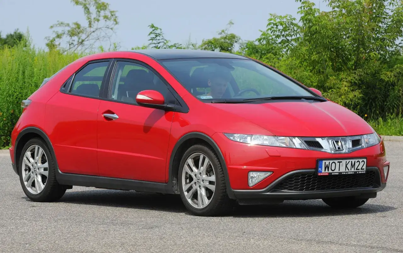 Czerwony Honda Civic VIII, przód auta. Wymiana żarówki z przodu tego modelu jest prosta.