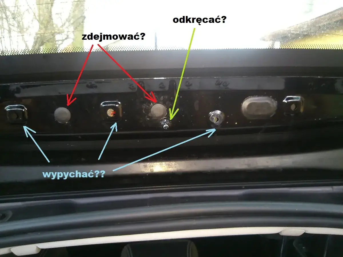 Demontaż klapy bagażnika Renault Megane 3. Wymiana żarówki tył. Strzałki pokazują, co zdjąć, odkręcić i wypychać.