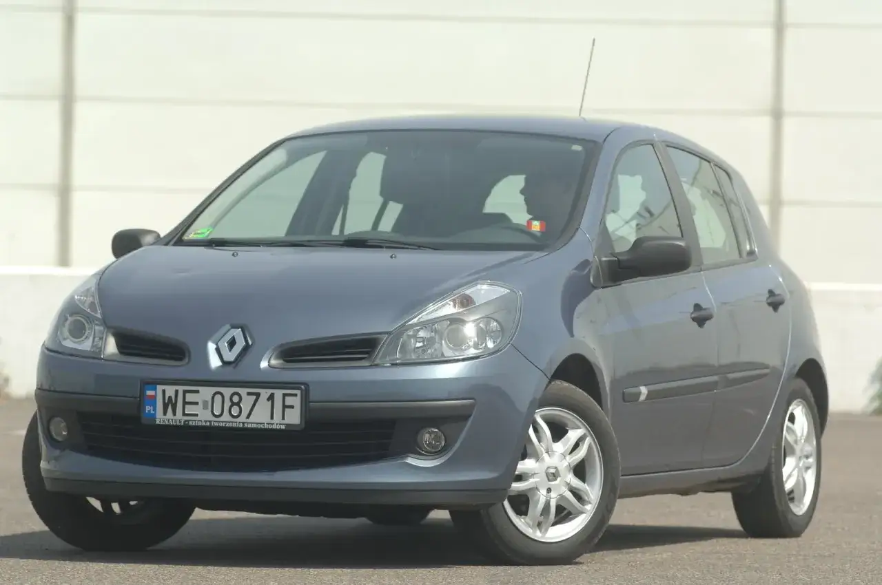 Szary Renault Clio 3 z widocznymi przednimi żarówkami, gotowy do jazdy.