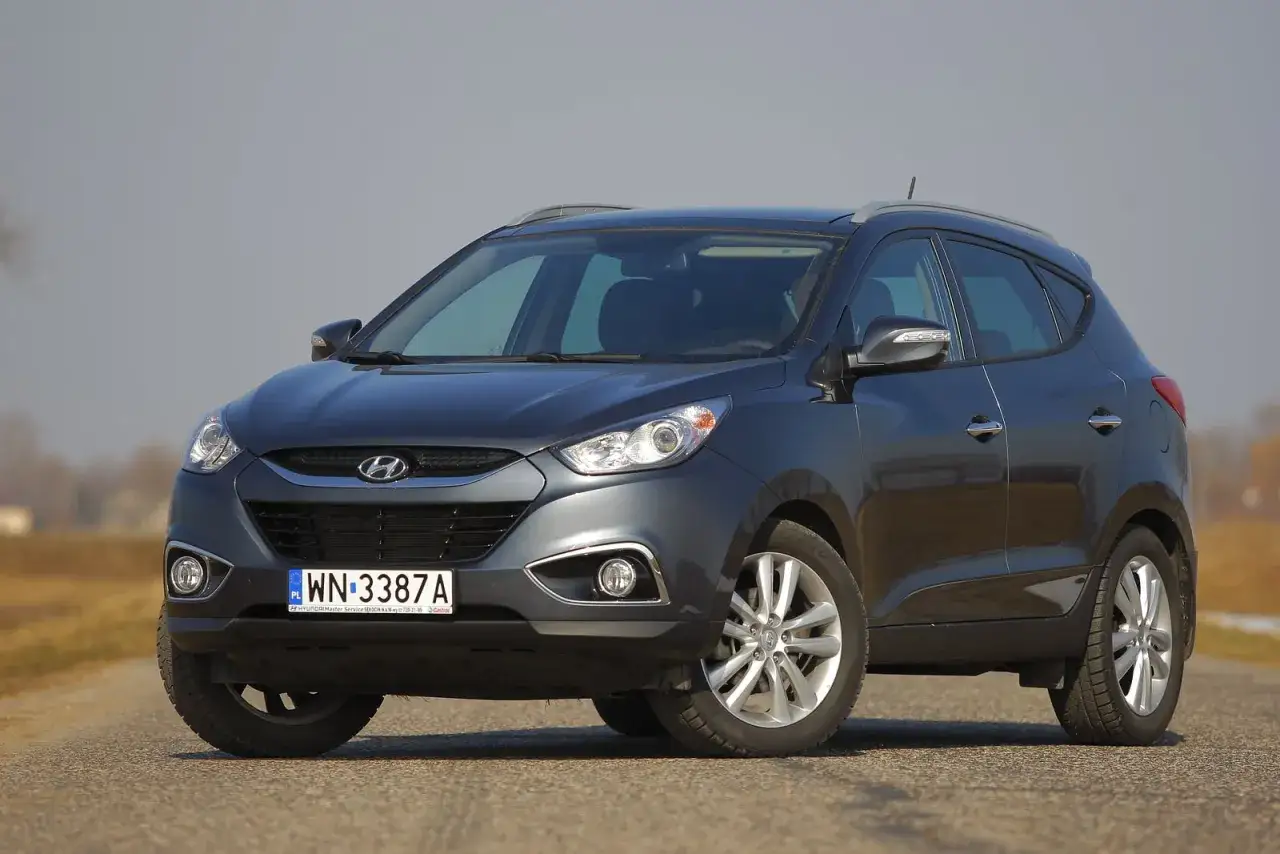 Szary Hyundai ix35 na drodze. Czas na wymianę żarówki mijania w tym modelu.