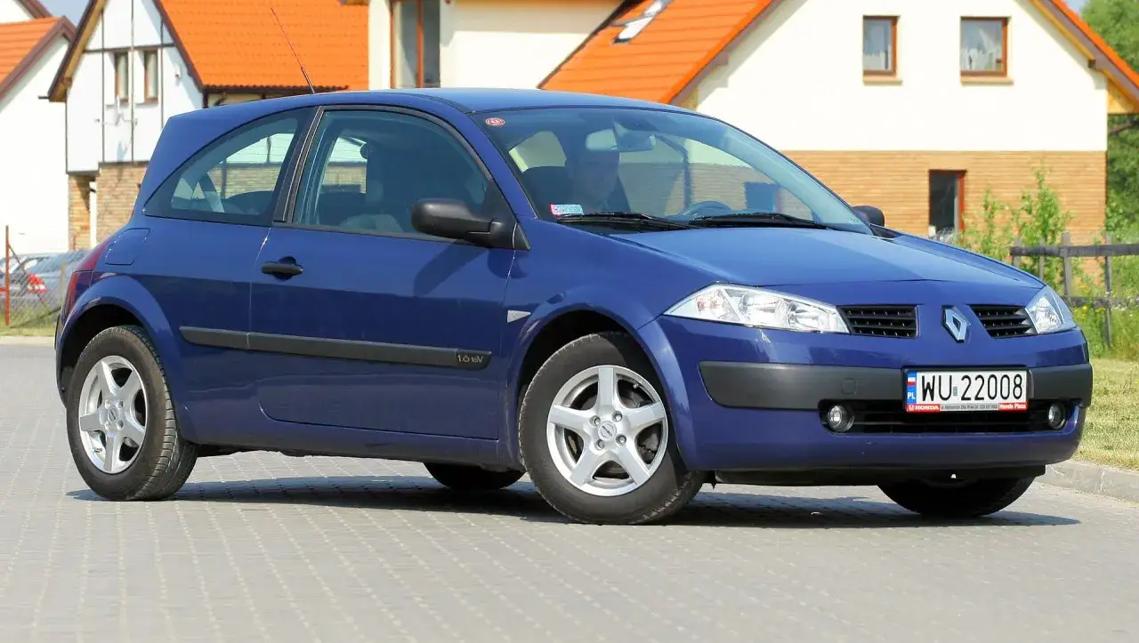 Niebieski Renault Megane 2, widok z przodu. Nowe żarówki przód zapewniają doskonałą widoczność.