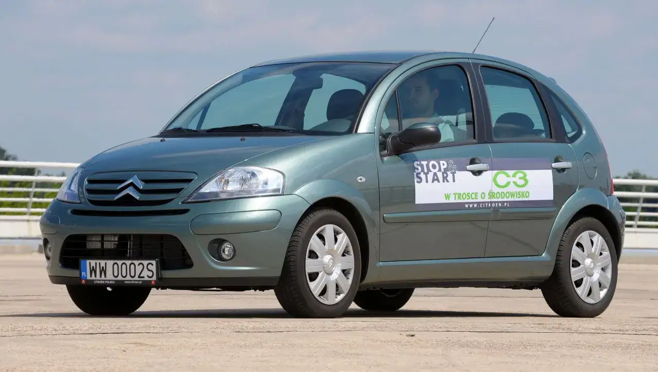 Zielony Citroen C3 z napisem