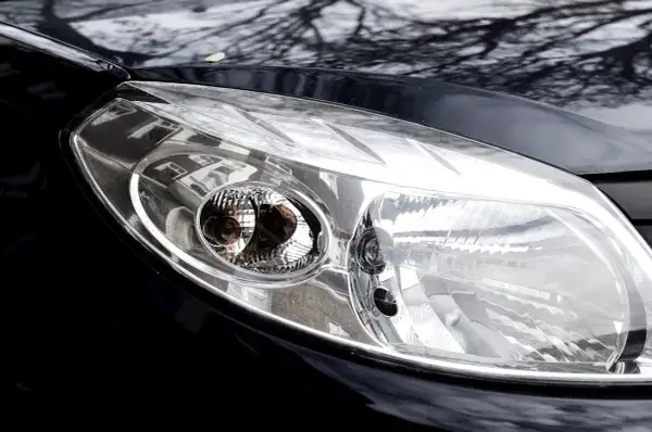 Reflektor Renault Clio 4, gotowy do wymiany żarówki H7.