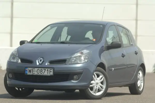 Szary Renault Clio 2, gotowy do jazdy, z nowymi żarówkami mijania.